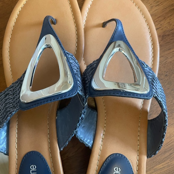 ‼️Price Drop‼️Beautiful, Like New, Blue Liz Claiborne sandal. - Picture 2 of 3
